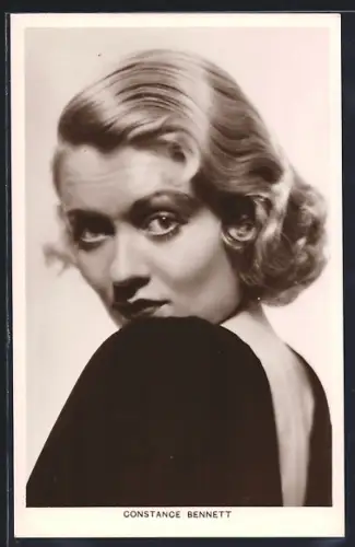 AK Schauspielerin Constance Bennett über Schulter schauend