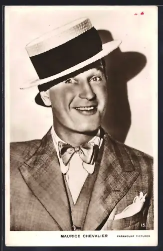 AK Schauspieler Maurice Chevalier in kariertem Dreiteiler mit Strohhut