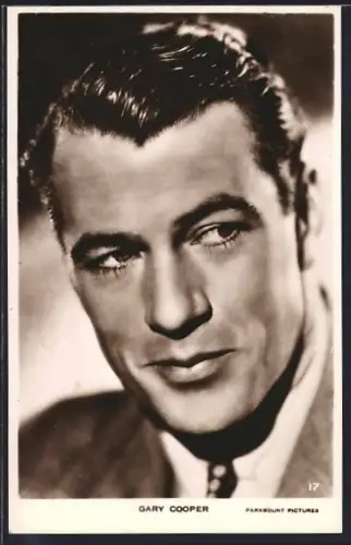 AK Schauspieler Gary Cooper fragend zur Seite schauend