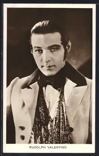 AK Schauspieler Rudolph Valentino mit feinem Mantel und verziertem Halstuch