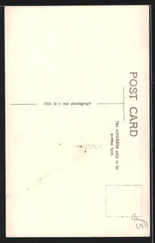 AK Schauspieler Rudolph Valentino mit feinem Mantel und verziertem Halstuch