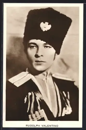 AK Schauspieler Rudolph Valentino in Uniform