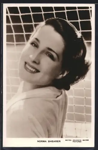 AK Schauspielerin Norma Shearer schaut keck über die Schulter