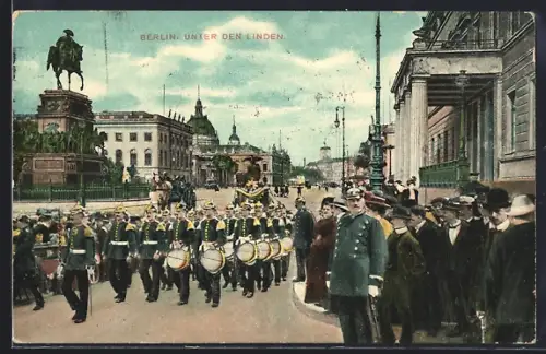 AK Berlin, Unter den Linden, Parademarsch mit Reiterstandbild und Zuschauern
