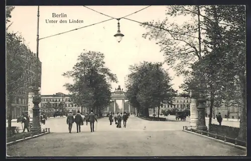 AK Berlin, Unter den Linden, Strassenszene mit Brandenburger Tor