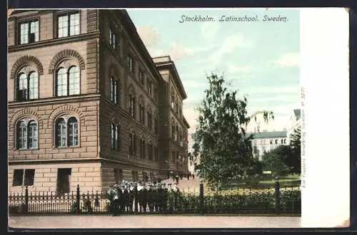 AK Stockholm, Latinschool, Schüler am Tor der Lateinschule