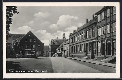 AK Plau i. Mecklb., Burghotel mit Strassenpartie und Bussen