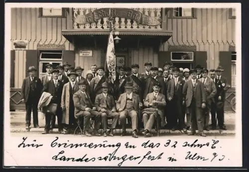 Foto-AK Ulm / Donau, 32. Landessängerfest, Gruppenfoto vor dem Gasthaus zum Bad Wolf