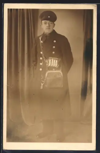 Foto-AK Kiel, Strassenbahnschaffner in Uniform