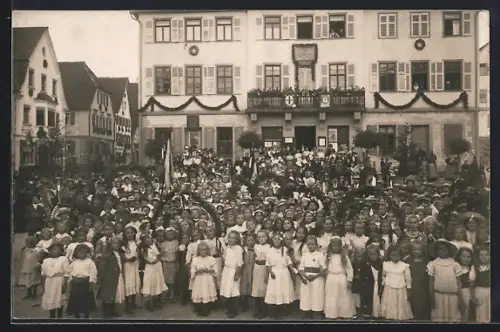 Foto-AK Murrhardt, Turnfest, Gruppenaufnahme von Kindern vor dem Rathaus