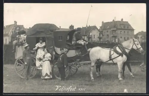 Foto-AK Cannstatt, Volksfest 1911, Frauen verlassen eine Postkutsche