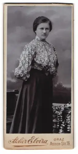 Fotografie Atelier Elvira, Graz, Annen-Str. 16, Porträt einer jungen Frau in eleganter Kleidung