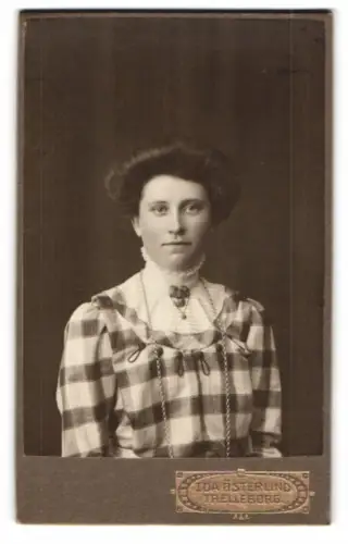 Fotografie Ida Österlind, Trelleborg, Kontinentalgatan 47A, Damenportrait mit kariertem Kleid