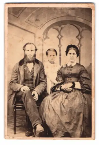 Fotografie N. L. Stone, Ort unbekannt, Porträt einer Familie