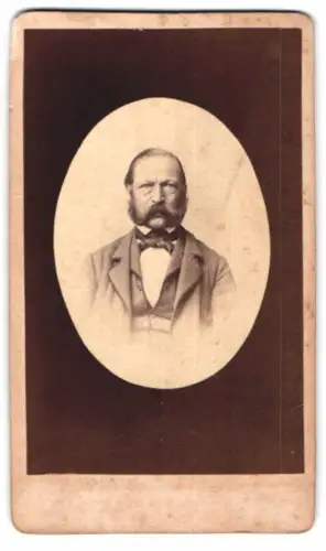 Fotografie Heinrich Streller, Leipzig, Inselstrasse 5, Porträt eines ernsten Herrn
