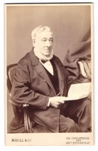 Fotografie Maull & Co, London, Cheapside 62, Älterer Herr mit Buch