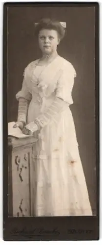 Fotografie Richard Baucke, Clötze, Porträt einer Dame in elegantem Kleid