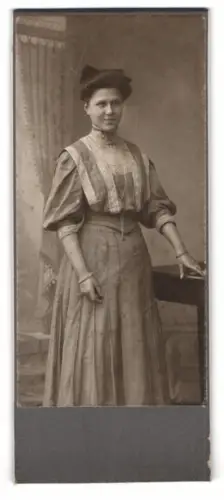 Fotografie unbekannter Fotograf und Ort, Stehende Dame in eleganter Kleidung