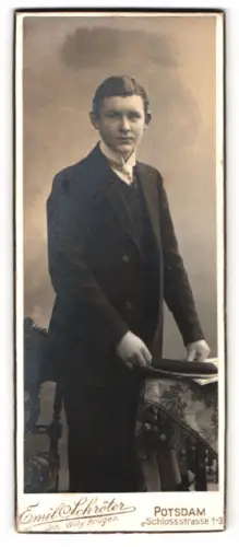 Fotografie Emil Schröter, Potsdam, Schlossstrasse 1-3, Junger Mann am Tisch