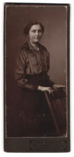 Fotografie Jos. Adams, Simmern, Frau mit Stuhl