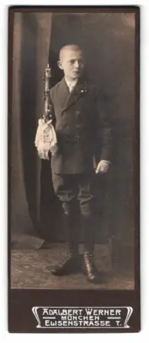 Fotografie Adalbert Werner, München, Elisenstrasse 7, Junge mit Kommunionskerze