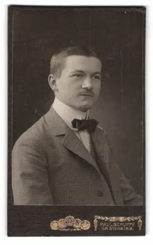 Fotografie Paul Schuppe, Halle a. S., Gr. Steinstrasse 9, Porträt eines eleganten jungen Mannes