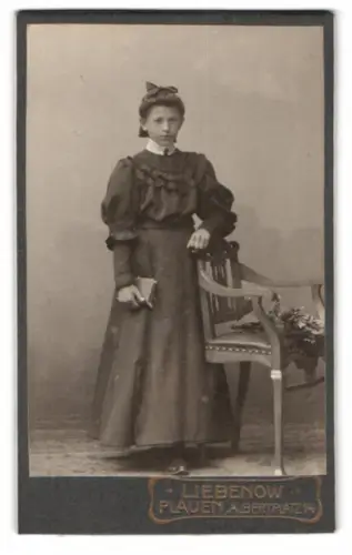 Fotografie Liebenow, Plauen, Albertplatz 14, Junge Frau mit Buch neben Stuhl