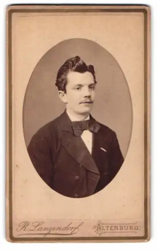 Fotografie R. Lanzendorf, Altenburg, Bernhardtstrasse 5, Porträt eines Herrn mit Schnurrbart