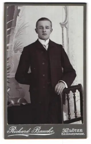 Fotografie Richard Baucke, Clötze, Bahnhofstrasse, Porträt eines jungen Mannes