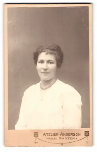 Fotografie Atelier Anderson, Ranten, Porträt einer Frau in weissem Kleid
