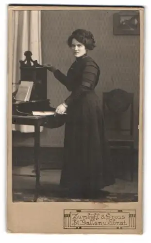 Fotografie Zumbühl & Gross, St. Gallen, Langgasse, Stehende Frau mit Tisch