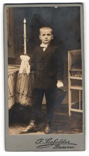 Fotografie F. Seefelder, Passau, Ludwigsstrasse 26, Porträt eines Jungen mit Hut