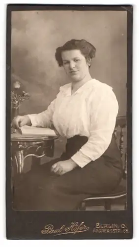 Fotografie Paul Hofer, Berlin, Andreasstrasse 66, Porträt einer Dame am Tisch