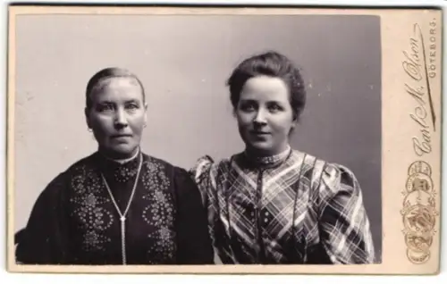 Fotografie Carl M. Olson, Göteborg, Masthuggetorget, Zwei Frauen in hochgeschlossenen Kleidern