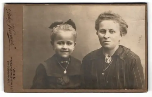 Fotografie Atelier Kosmos, Wien, Wiedner Hauptstrasse 35, Porträt einer Frau mit Tochter