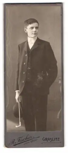 Fotografie R. Fischer, Graslitz, Flachsleitgasse, Eleganter junger Mann in Anzug