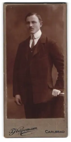 Fotografie F. Jügermann, Carlsbad, Elisabethquai, Porträt eines eleganten Mannes