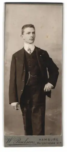 Fotografie W. Paulsen, Hamburg, Bergstrasse 21a, Eleganter junger Mann im Anzug