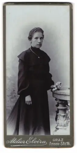 Fotografie Atelier Elvira, Graz, Annen-Str. 16, Porträt einer Frau in dunklem Kleid