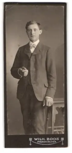 Fotografie Wilh. Boos, Pfarrkirchen, Eleganter Herr mit Anzug