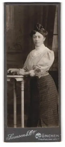 Fotografie Samson & Co., München, Neuhauserstr. 7, Portrait einer Frau am Tisch