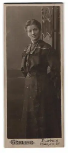 Fotografie Gerling, Duisburg, Münzstrasse 28, Elegante Dame in dunklem Kleid