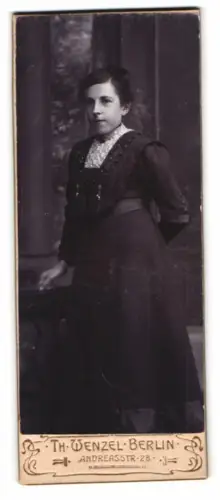 Fotografie Th. Wenzel, Berlin, Andreasstr. 28, Porträt einer Frau