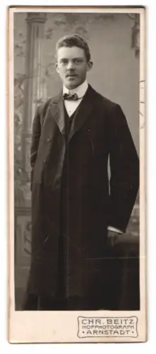 Fotografie Chr. Beitz, Arnstadt, Poststrasse, Porträt eines eleganten jungen Mannes