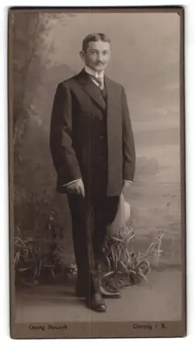 Fotografie Georg Roczyk, Coswig i. S., Eleganter Herr mit Strohhut