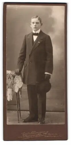Fotografie Carl Neumann, Berlin, Frankfurter Allee 7, Eleganter junger Mann im Anzug