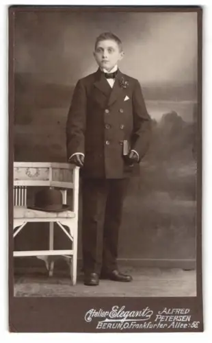 Fotografie Alfred Petersen, Berlin, Frankfurter Allee 56, Junge in feinem Anzug