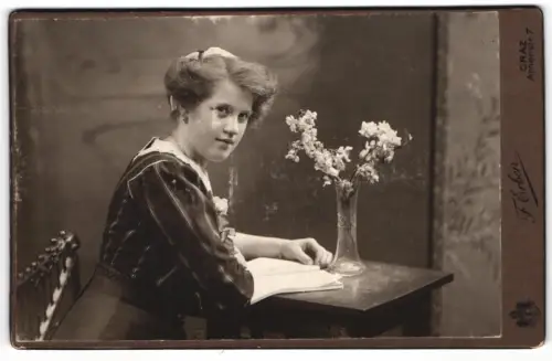 Fotografie Friedrich Erben, Graz, Annenstr. 7, Frau mit Blumenvase