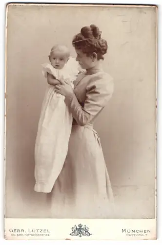 Fotografie Gebrüder Lützel, München, Maffeistr. 7, Frau mit Kind im Arm