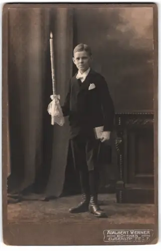 Fotografie Adalbert Werner, München, Elisenstrasse 7, Junge mit Kerze
